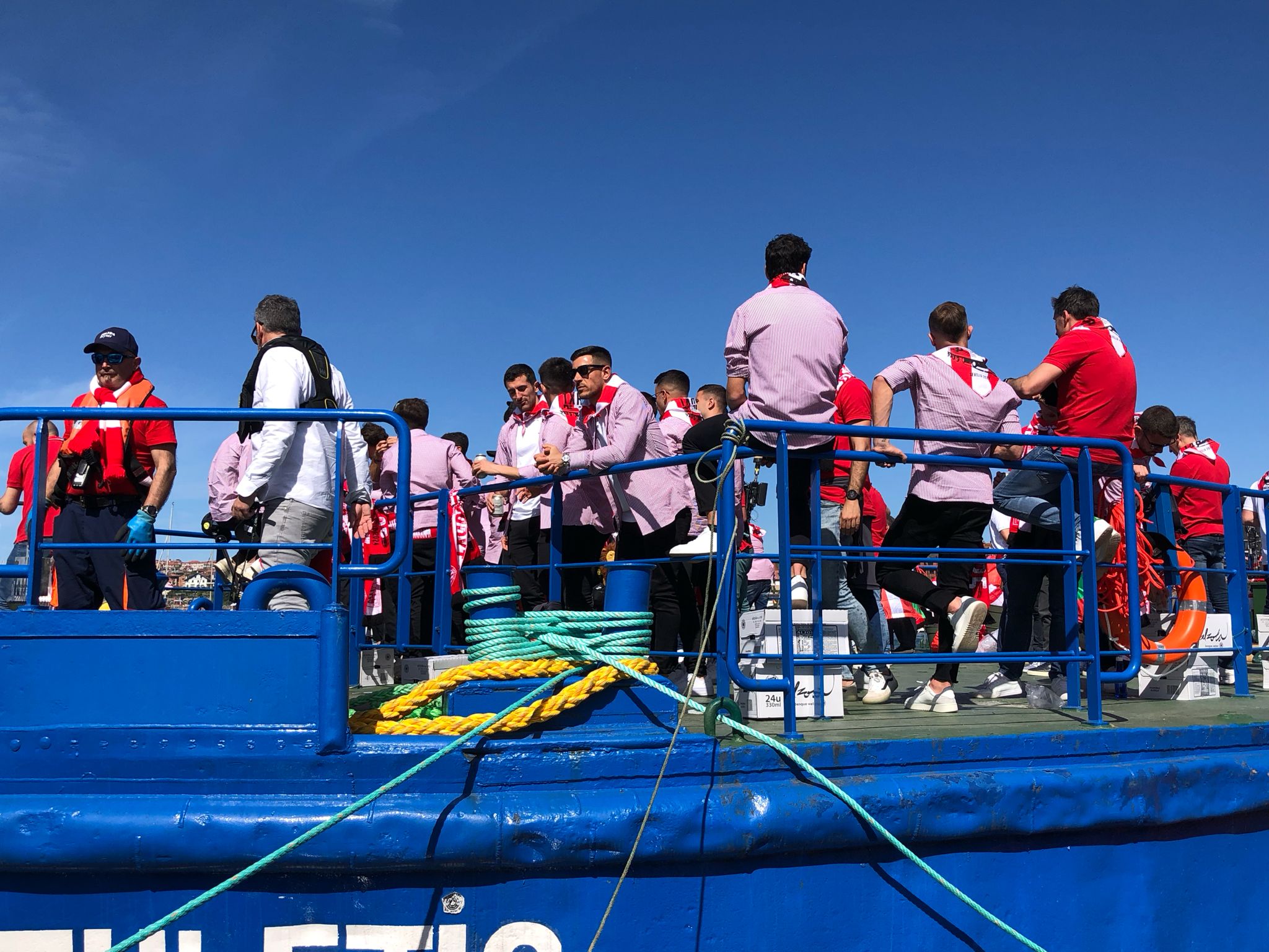 Euforia de los jugadores rojiblancos en la gabarra