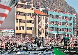 Erandio se vuelca con la gabarra