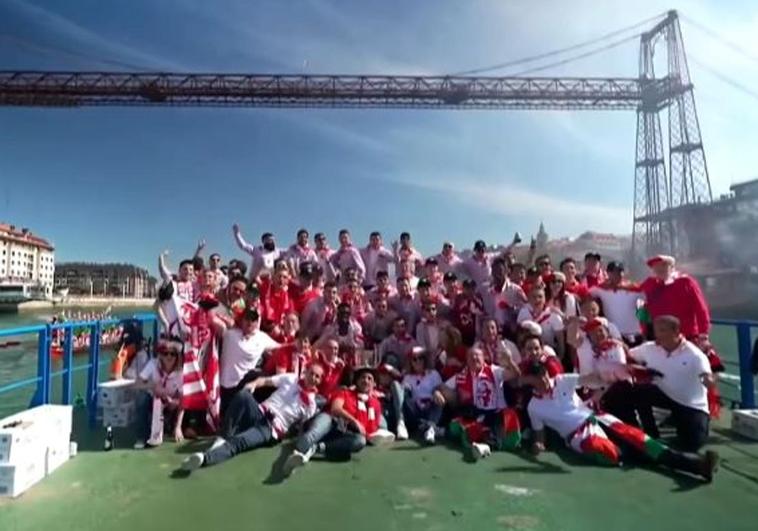 El impresionante paso de la gabarra por el Puente Colgante