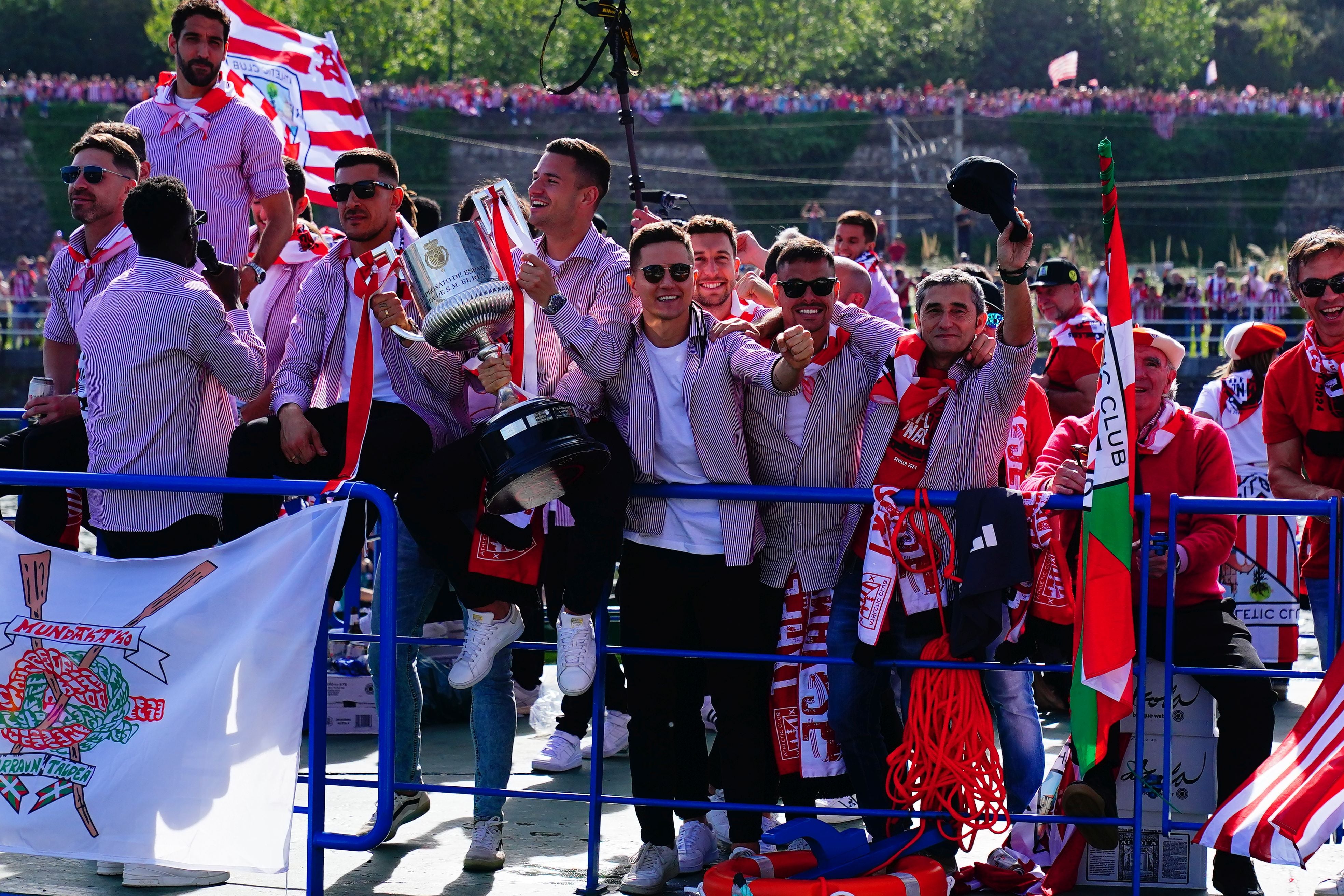 Euforia de los jugadores rojiblancos en la gabarra