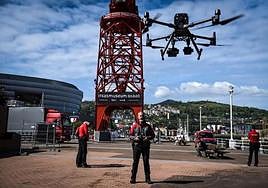 Los drones de la Ertzaintza sobrevuelan la ría con motivo del importante despliegue de seguridad.