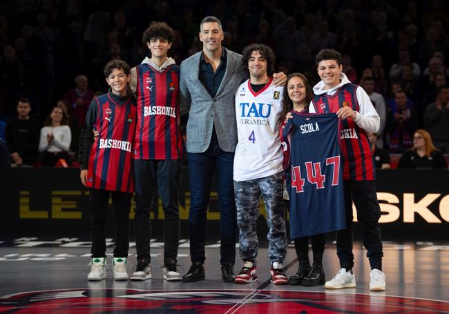 Luis Scola estuvo arropado por su familia.