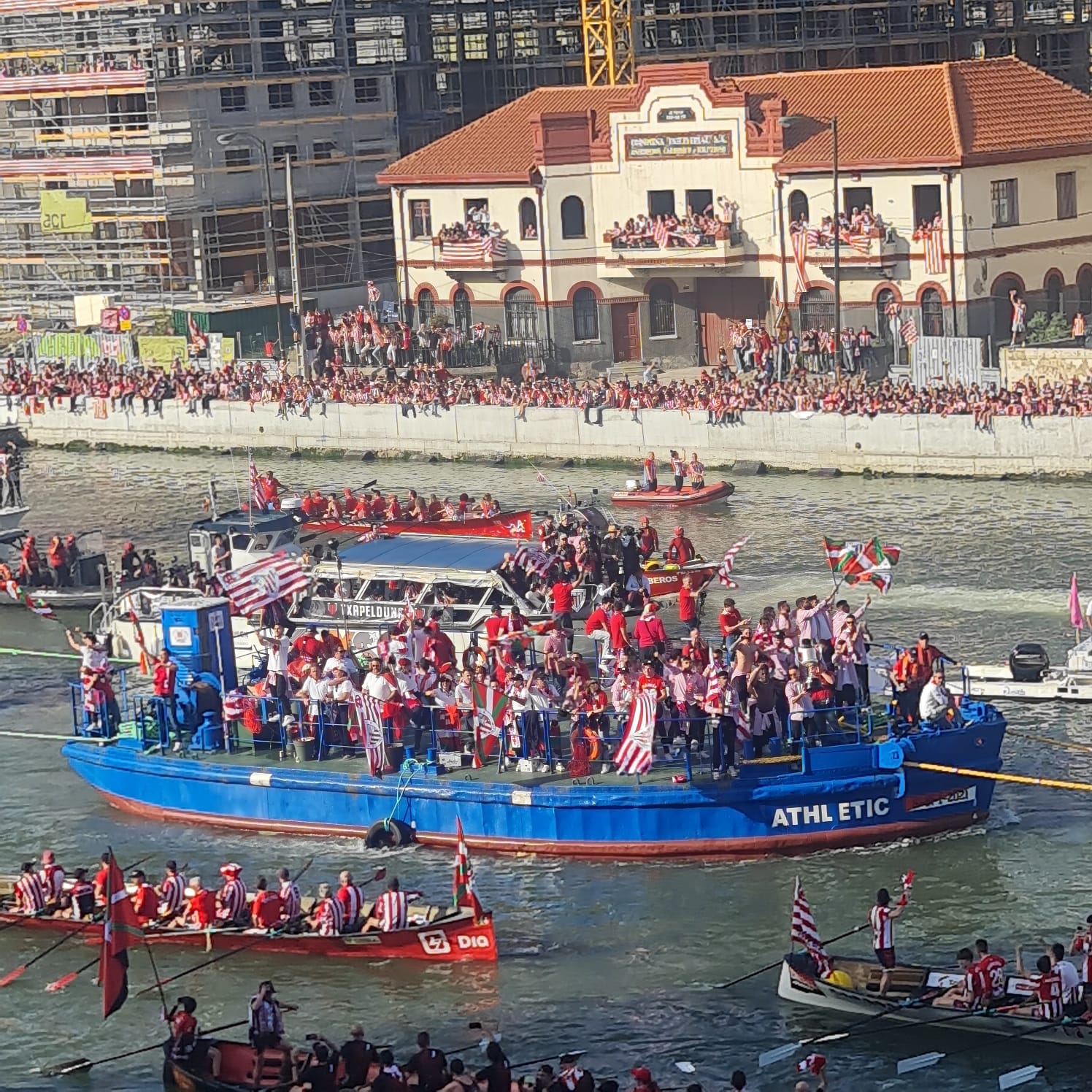 Euforia de los jugadores rojiblancos en la gabarra