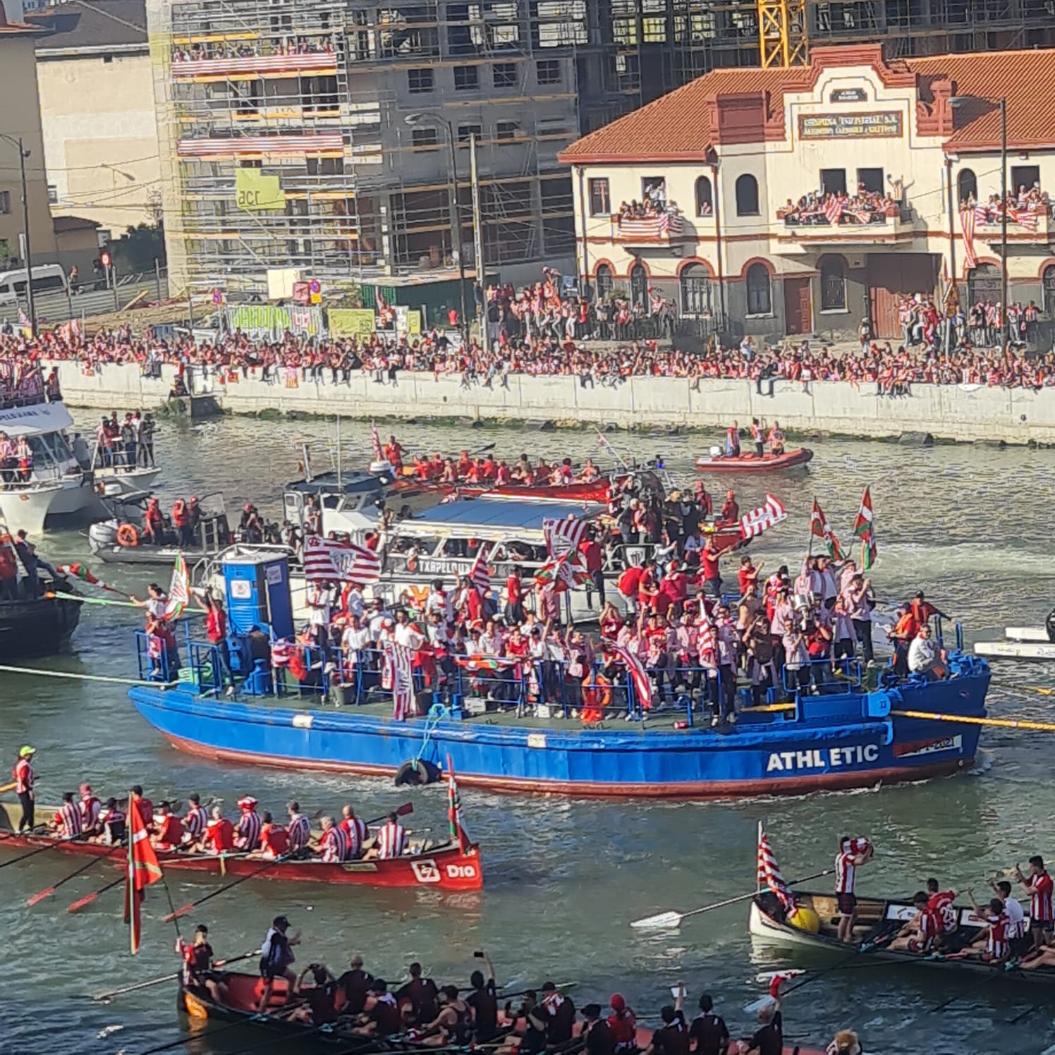 Euforia de los jugadores rojiblancos en la gabarra