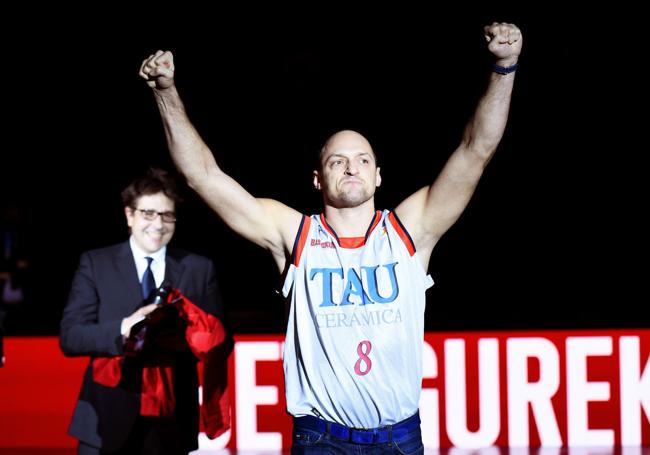 Igor Rakocevic se sacó la camisa para enseñar la elástica de juego que usó en sus casi 200 partidos como azulgrana.