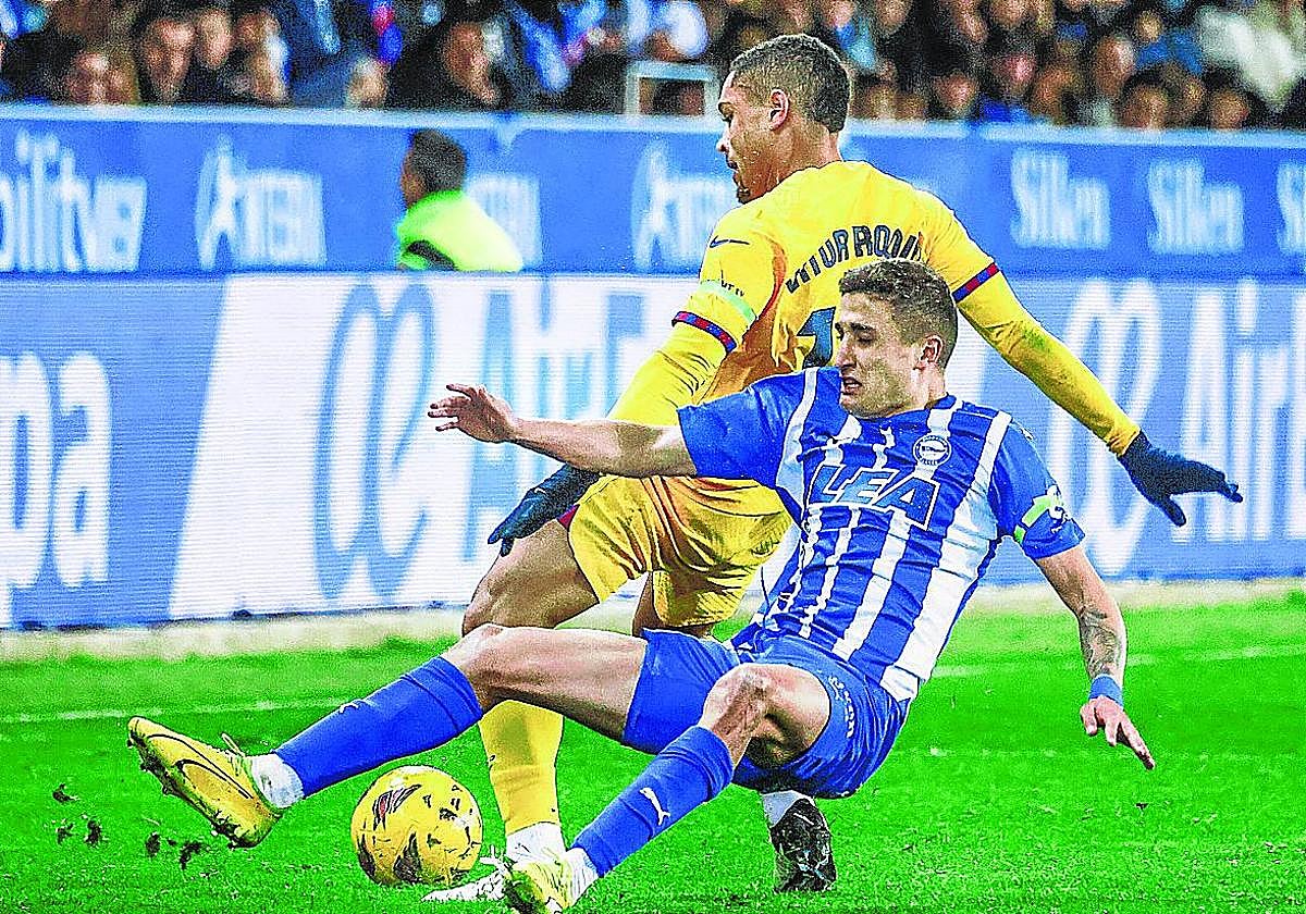 Tenaglia se aplica sobre el barcelonista Vitor Roque en Mendizorroza.