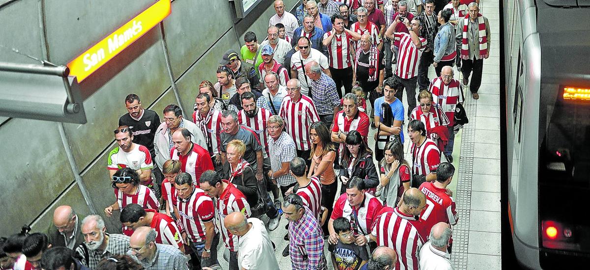 El metro pide la colaboración de los ciudadanos y advierte que puede activar el protocolo antiaglomeraciones, que contempla el cierre de estaciones de forma temporal.
