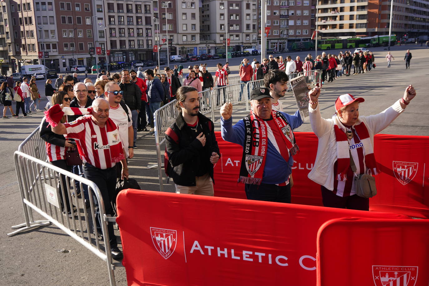 Los aficionados del Athletic se sacan fotos con la Copa