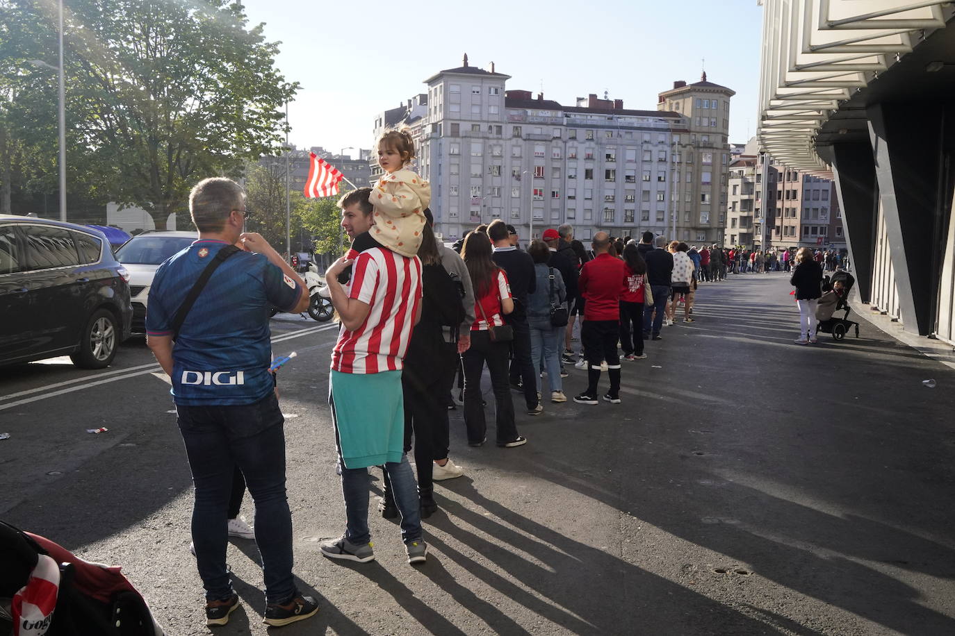 Los aficionados del Athletic se sacan fotos con la Copa