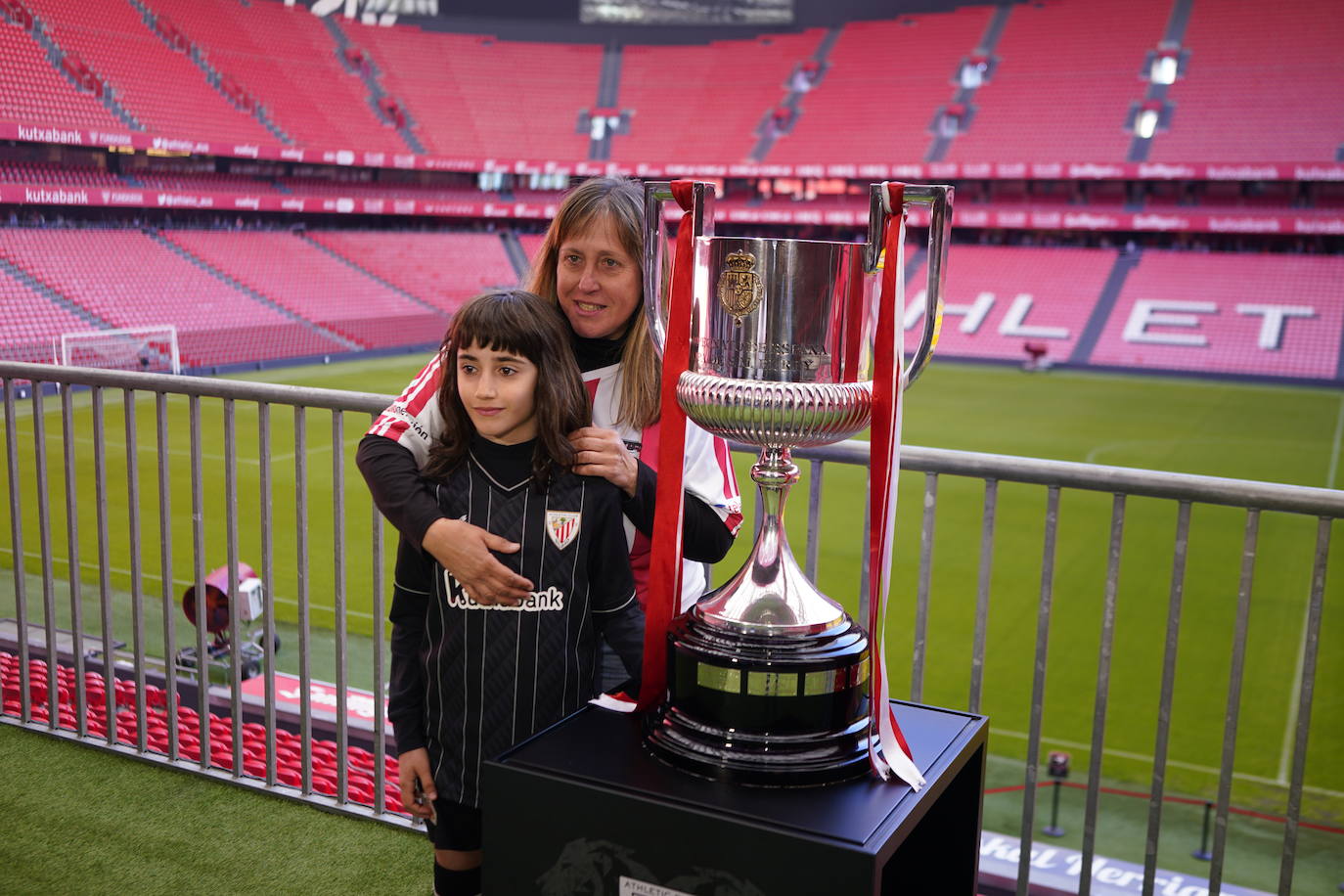 Los aficionados del Athletic se sacan fotos con la Copa