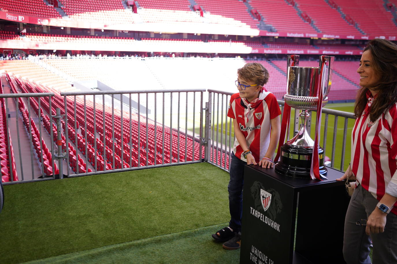 Los aficionados del Athletic se sacan fotos con la Copa