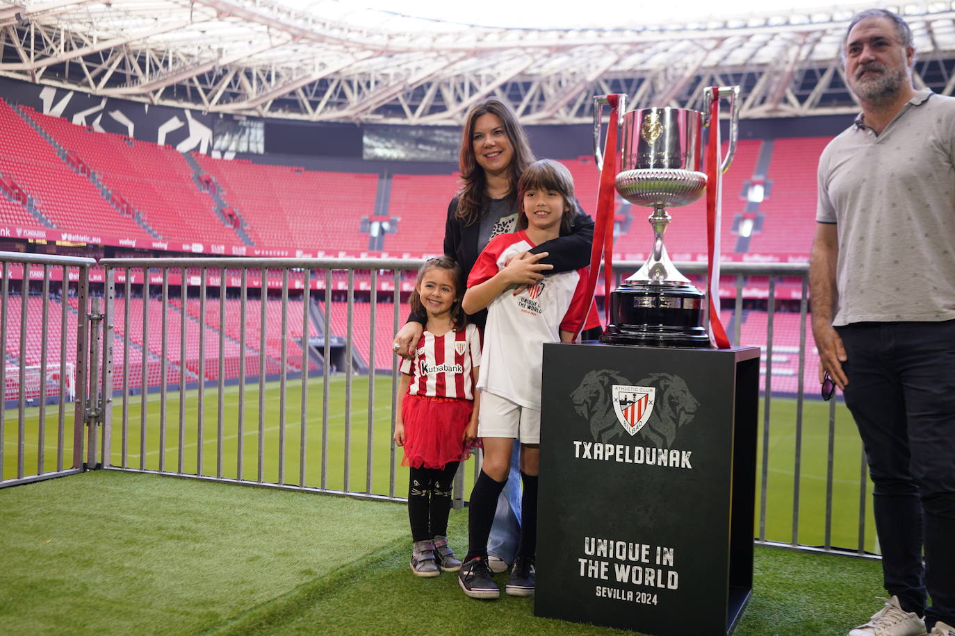 Los aficionados del Athletic se sacan fotos con la Copa