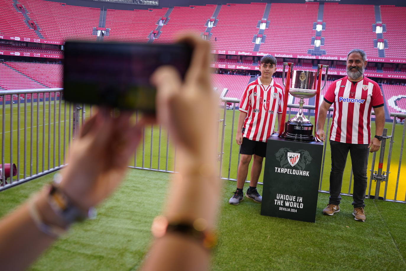 Los aficionados del Athletic se sacan fotos con la Copa