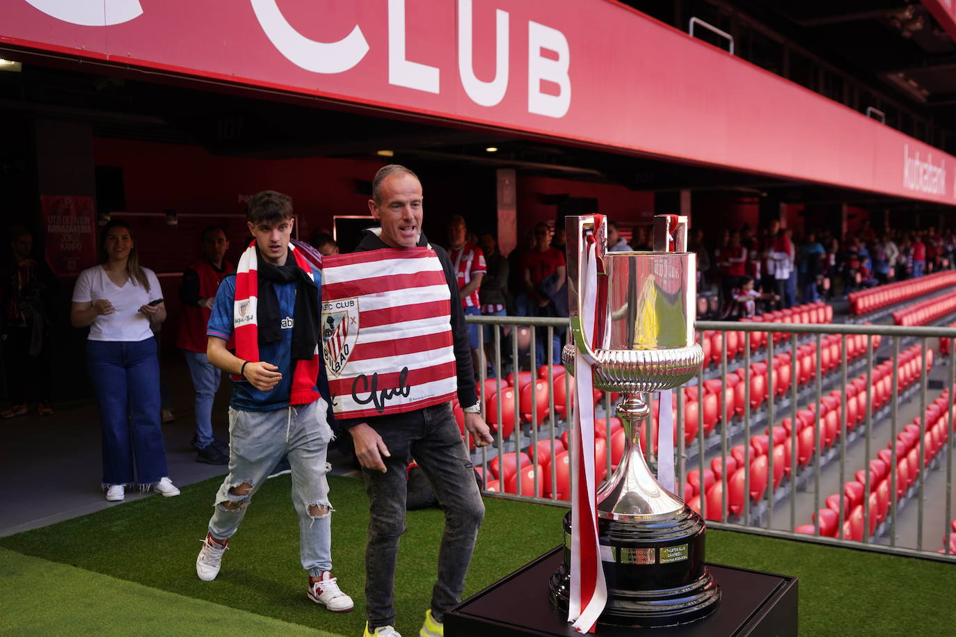 Los aficionados del Athletic se sacan fotos con la Copa