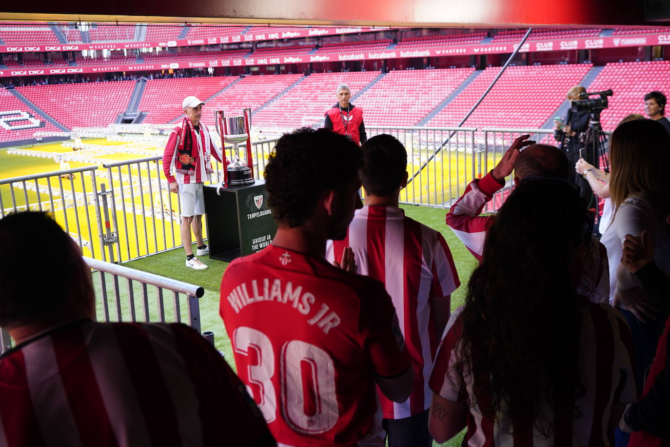 Los aficionados del Athletic se sacan fotos con la Copa