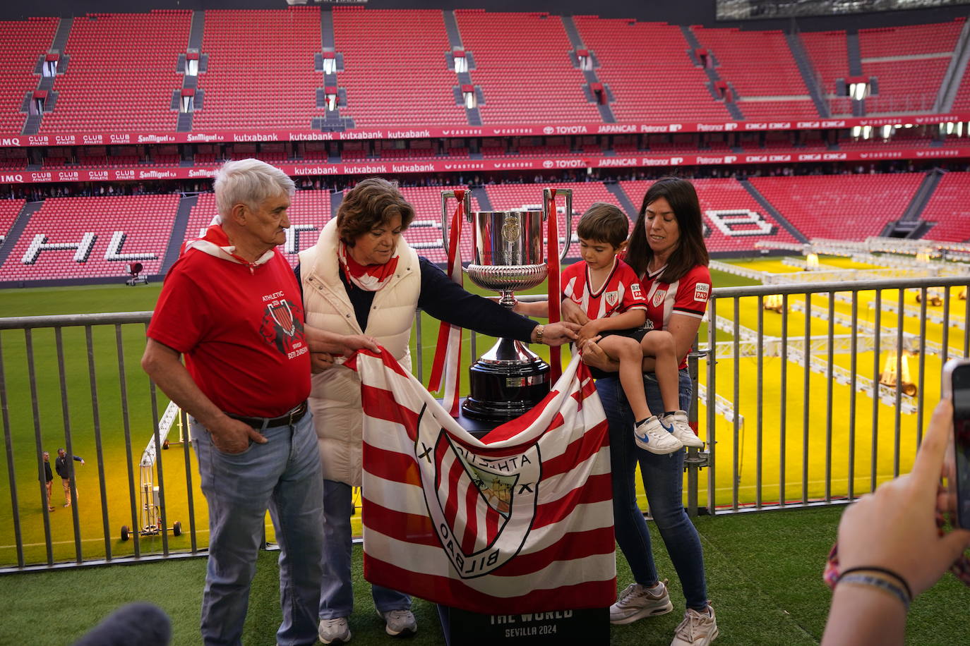 Los aficionados del Athletic se sacan fotos con la Copa