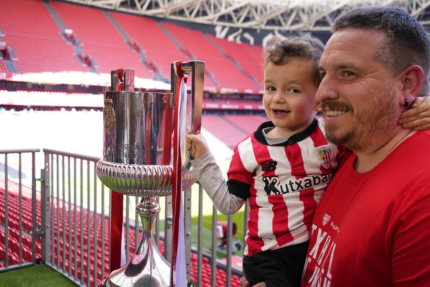 Los aficionados del Athletic se sacan fotos con la Copa