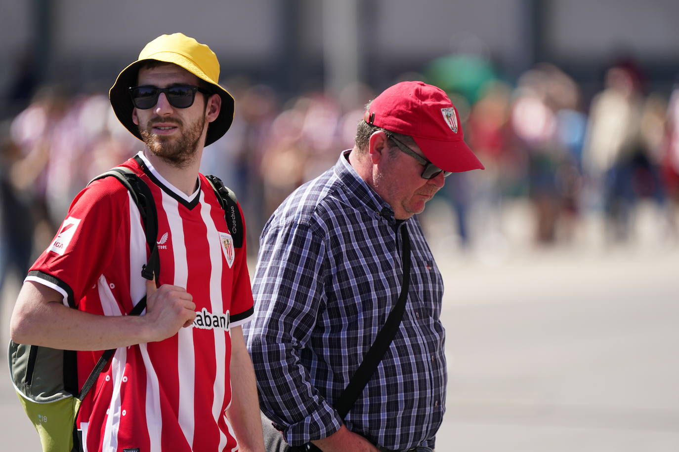 Los aficionados del Athletic se sacan fotos con la Copa