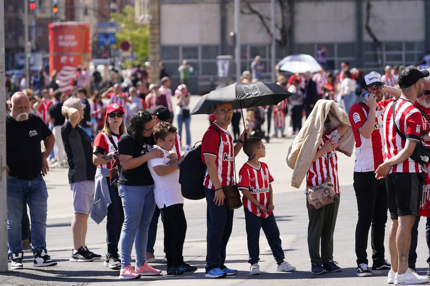 Los aficionados del Athletic se sacan fotos con la Copa