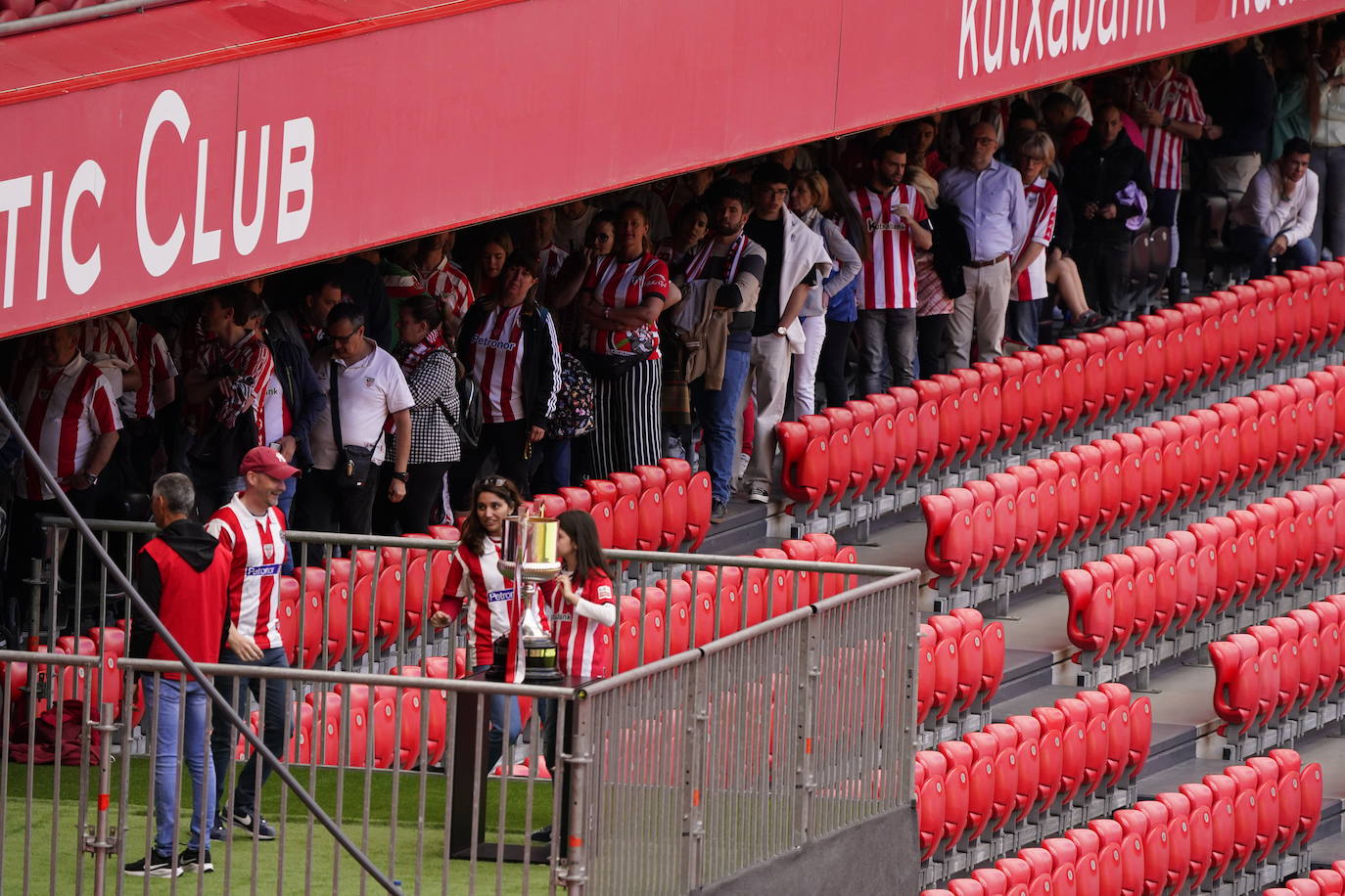 Los aficionados del Athletic se sacan fotos con la Copa