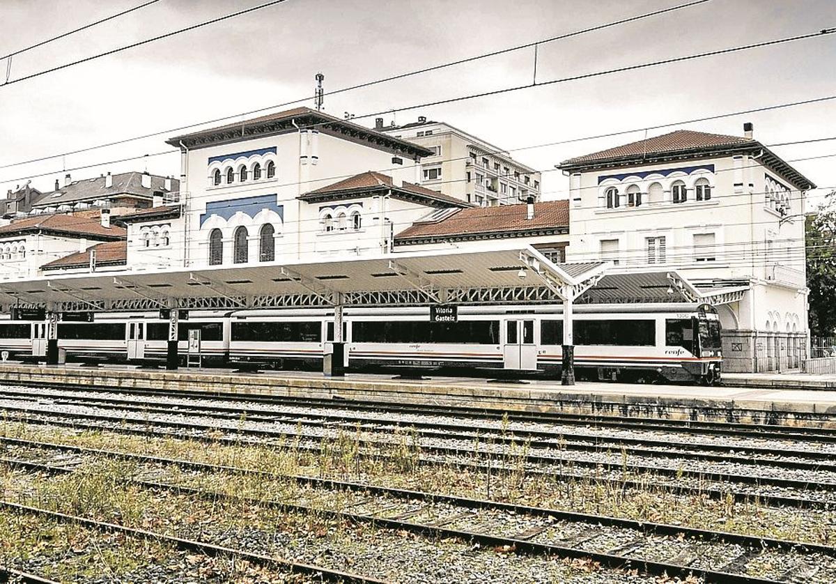 Llegada del tren de Cercanías a la estación de la calle Dato.