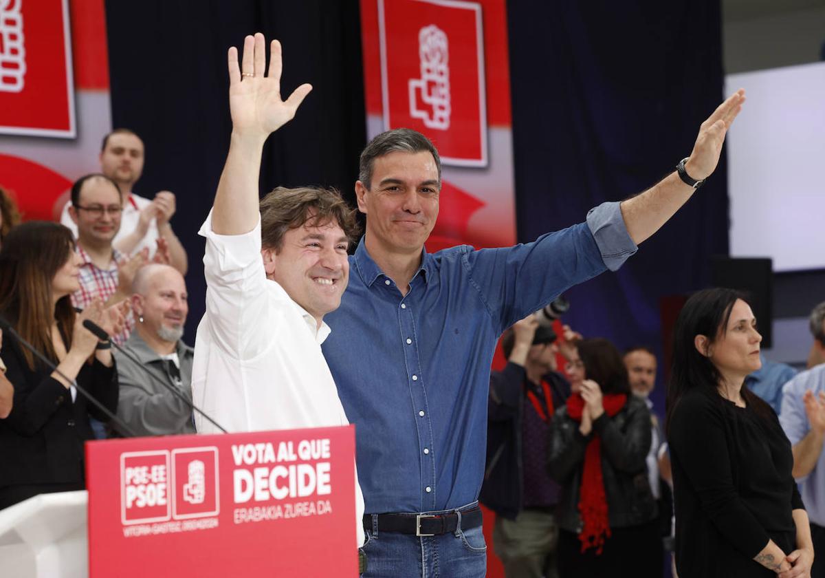 Eneko Andueza y Pedro Sánchez, durante un mitin.