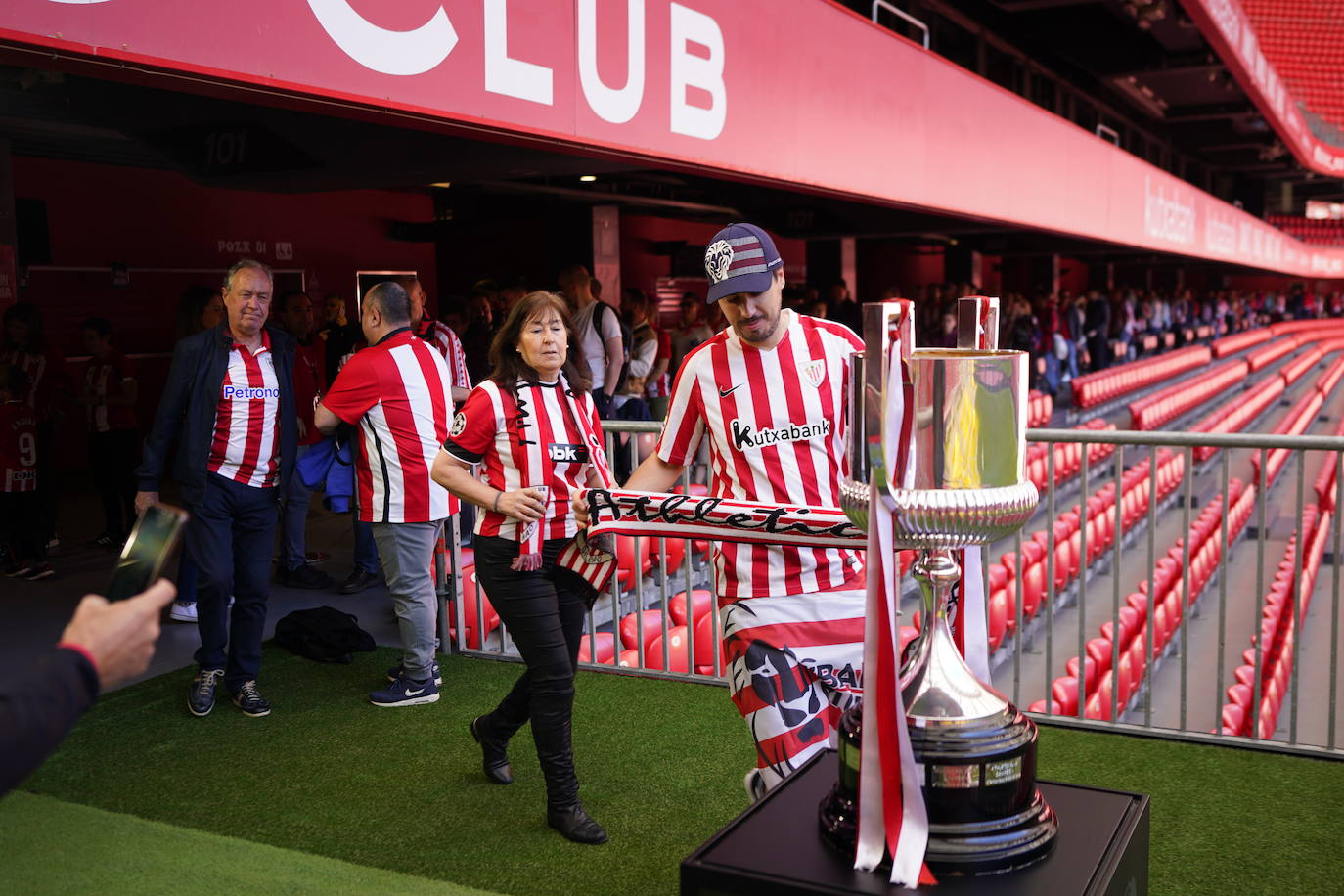 Los aficionados del Athletic se sacan fotos con la Copa