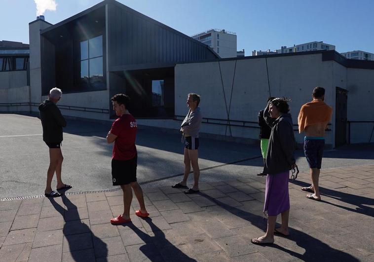 Varias personas que estaban en la piscina han tenido que salir a la calle con lo puesto.