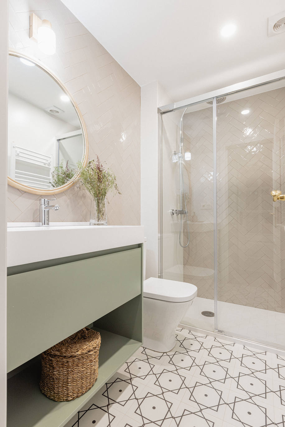 El piso oscuro convertido en casa de revista para una pareja joven y su hija en Bilbao