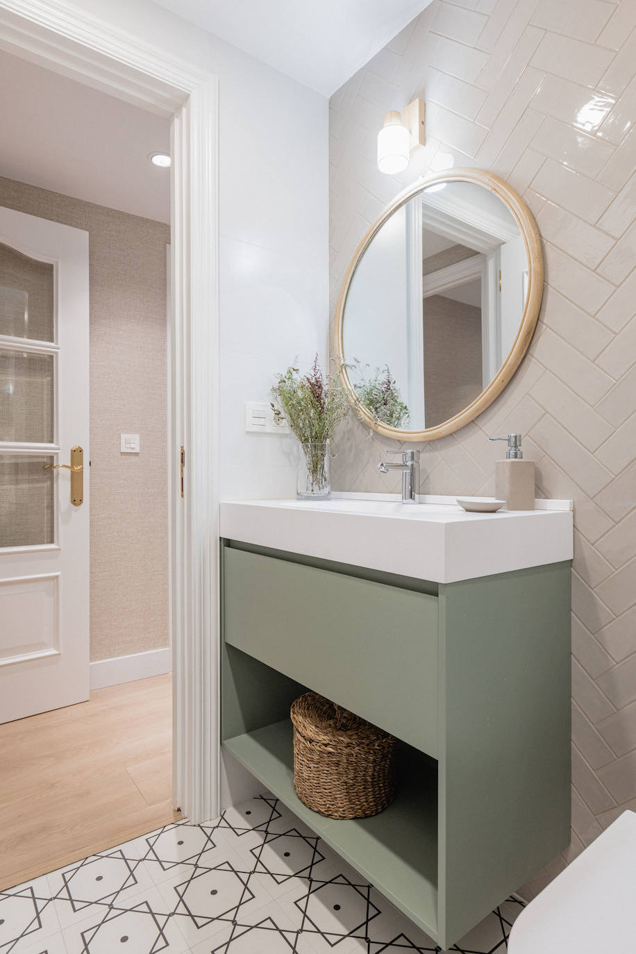 El piso oscuro convertido en casa de revista para una pareja joven y su hija en Bilbao