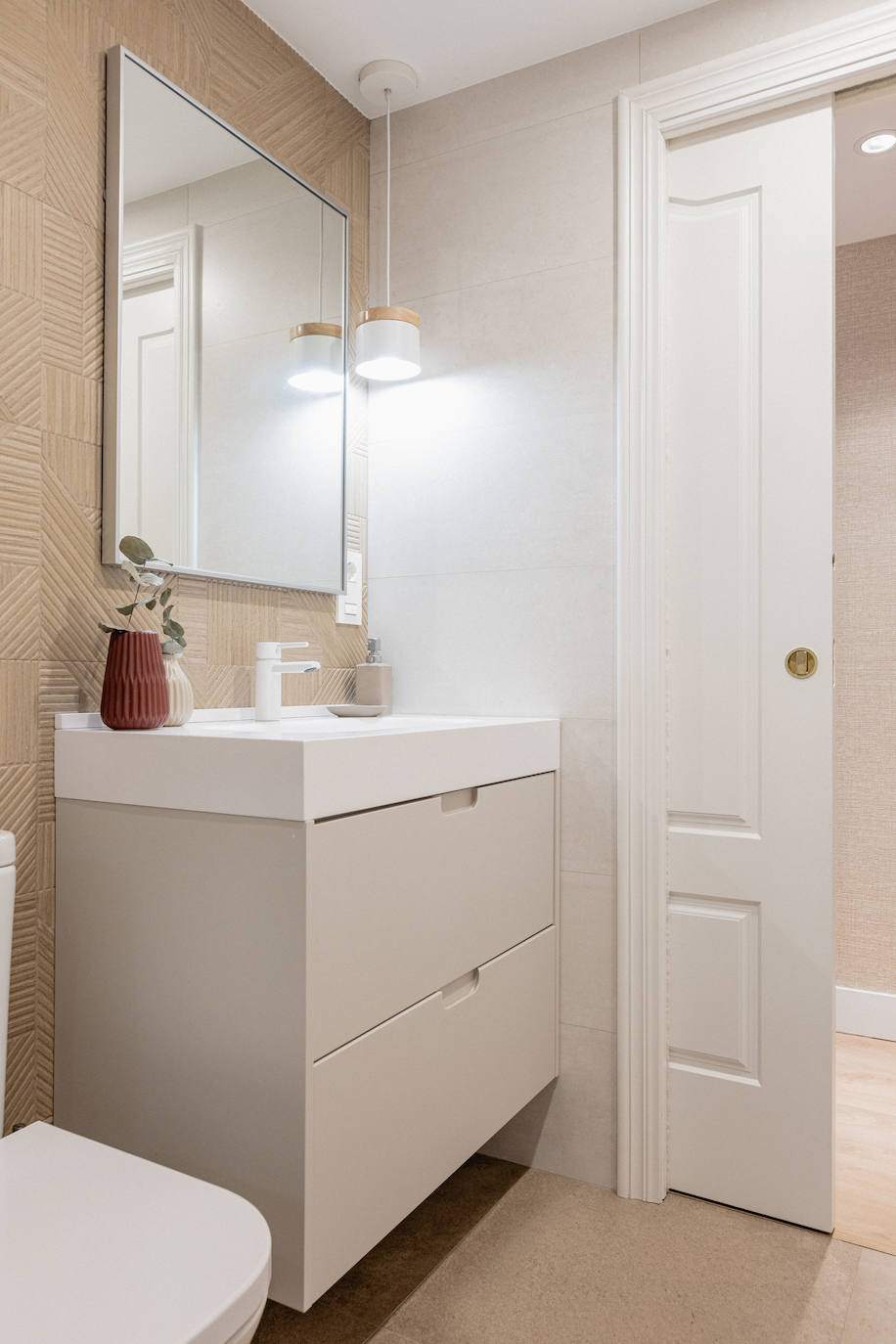 El piso oscuro convertido en casa de revista para una pareja joven y su hija en Bilbao