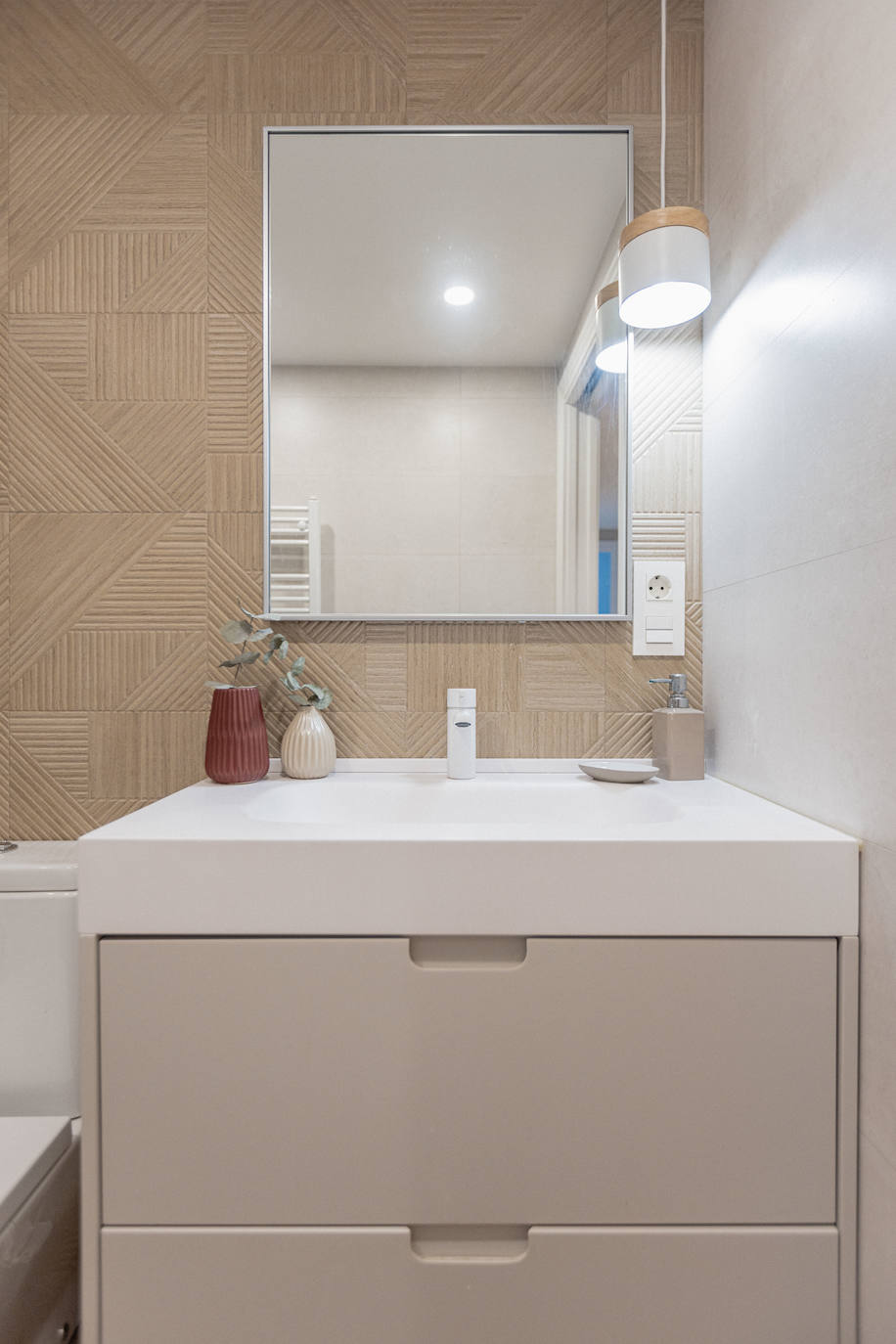 El piso oscuro convertido en casa de revista para una pareja joven y su hija en Bilbao