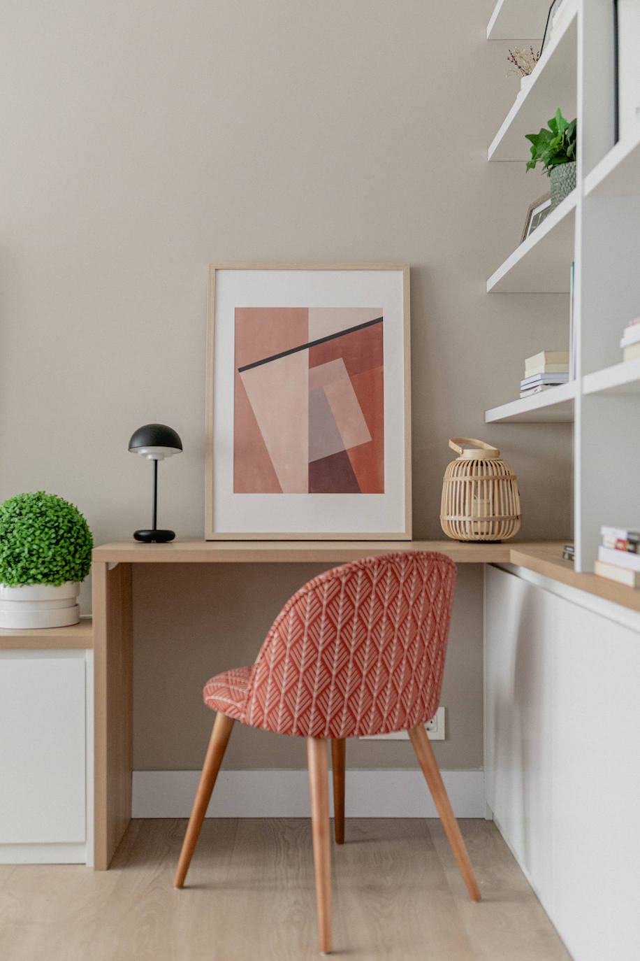 El piso oscuro convertido en casa de revista para una pareja joven y su hija en Bilbao