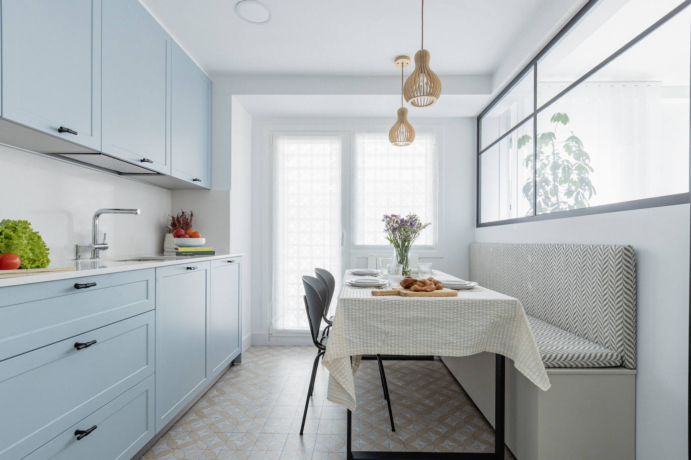 El piso oscuro convertido en casa de revista para una pareja joven y su hija en Bilbao