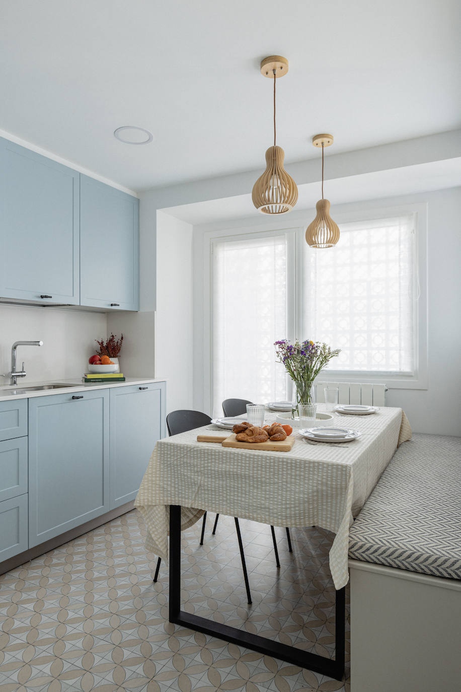 El piso oscuro convertido en casa de revista para una pareja joven y su hija en Bilbao