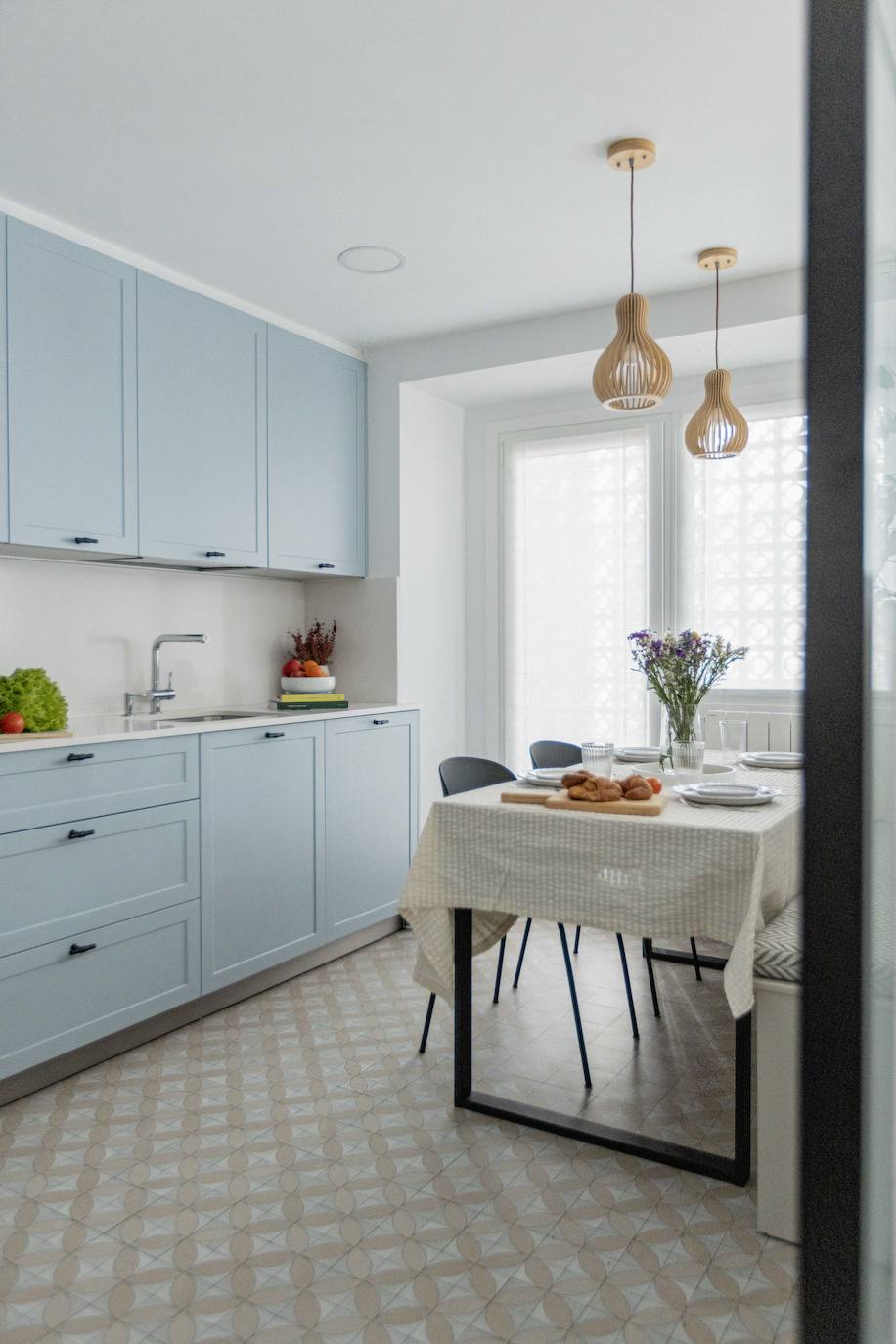 El piso oscuro convertido en casa de revista para una pareja joven y su hija en Bilbao