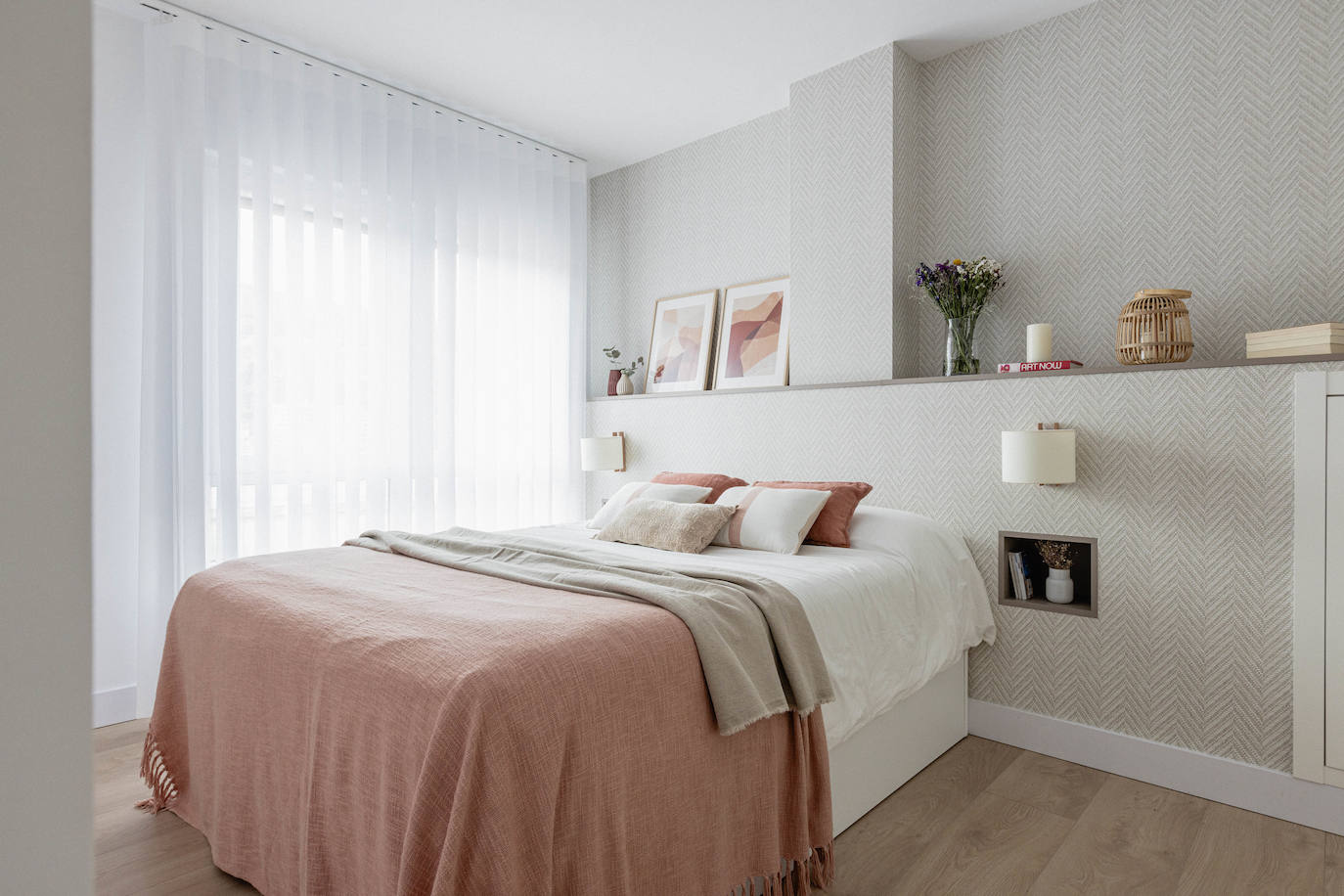 El piso oscuro convertido en casa de revista para una pareja joven y su hija en Bilbao