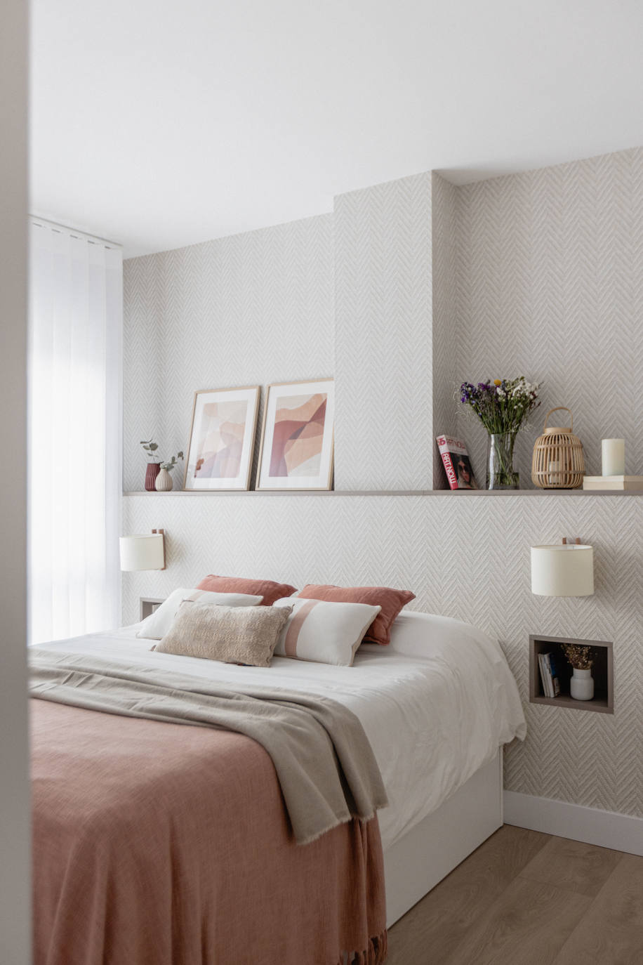 El piso oscuro convertido en casa de revista para una pareja joven y su hija en Bilbao