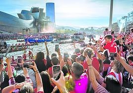 El paso de la comitiva de la gabarra frente al museo Guggenheim dejó imágenes de postal que todos quisieron inmortalizar con sus móviles.