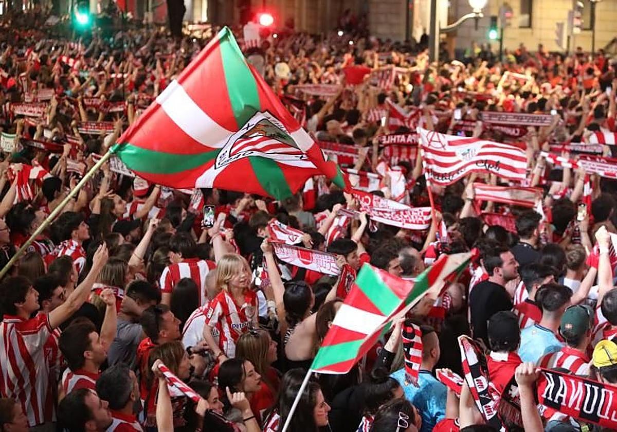 La gabarra acaba con las reservas de ginebra, ron y vino en muchos bares de Bilbao