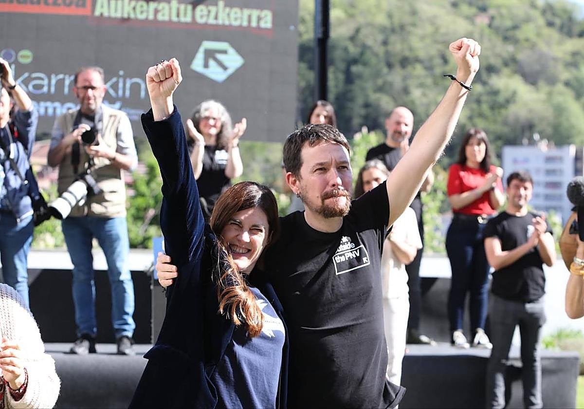 Pablo Iglesias, junto a Miren Gorrotxategi, en Bilbao.