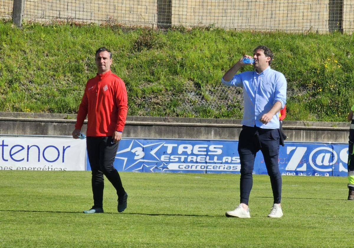 Jandro y el director deportivo Asier Goiria, en Urritxe.