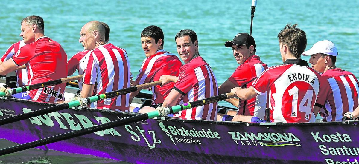 Imanol Pradales estuvo remando en la Sotera junto a la gabarra entre Santurtzi y Sestao.