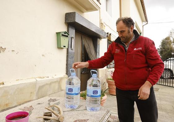 La mayoría de pueblos alaveses que no pueden beber del grifo por la contaminación se ven obligados a recurrir al agua embotellada.