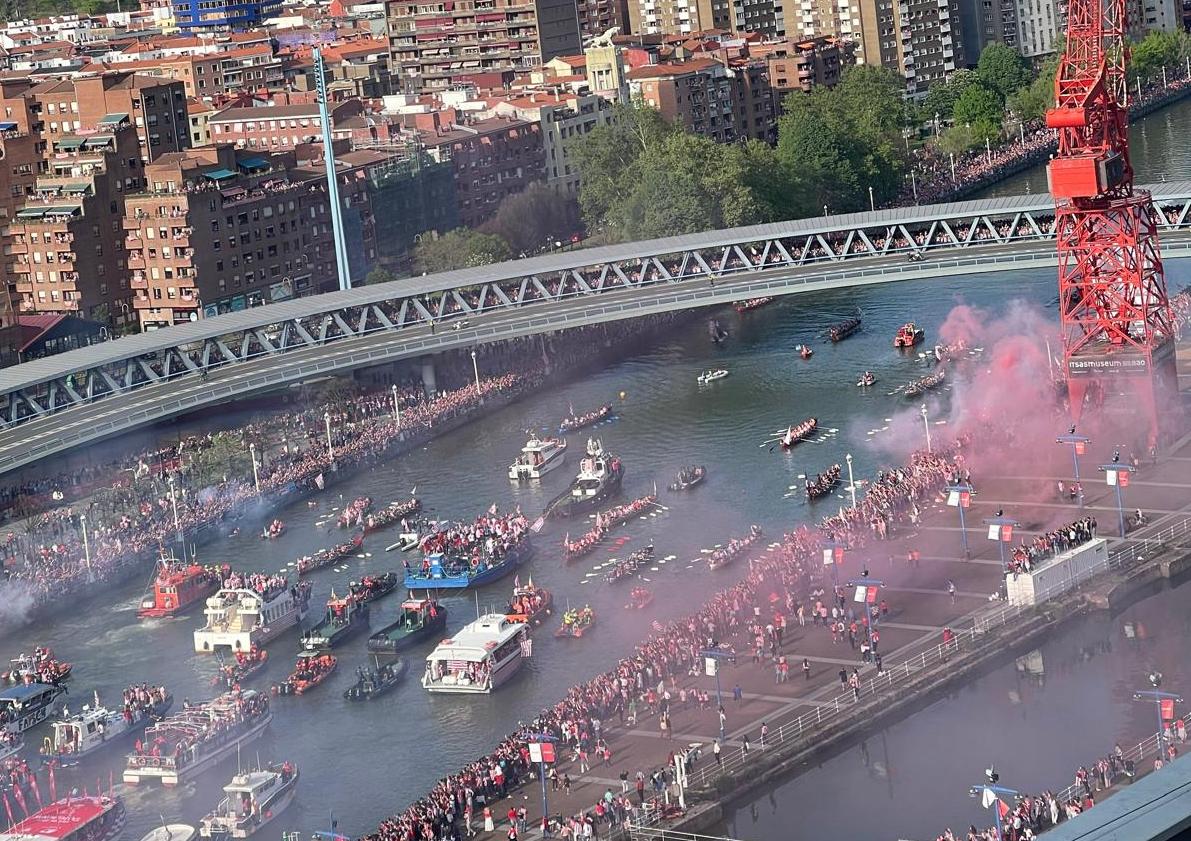 Imagen principal - Así se vio la gabarra desde el tejado de San Mamés