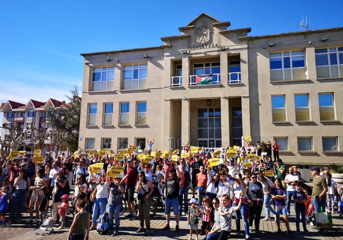 Decenas de familias se han concentrado en la plaza del Ayuntamiento de Sopela para pedir soluciones a los centros educativos masificados.