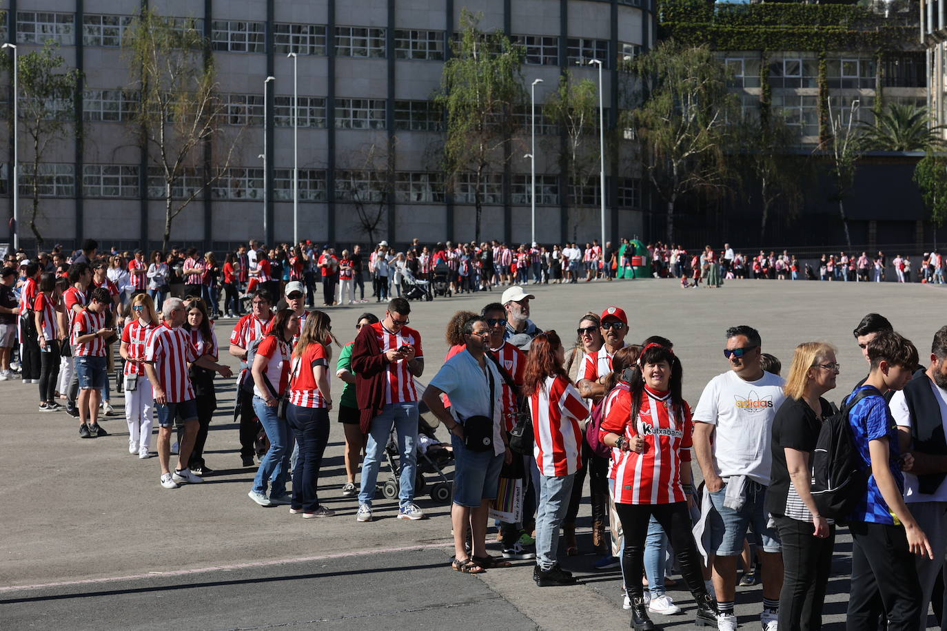 Las colas de este sábado para sacarse una foto con la Copa