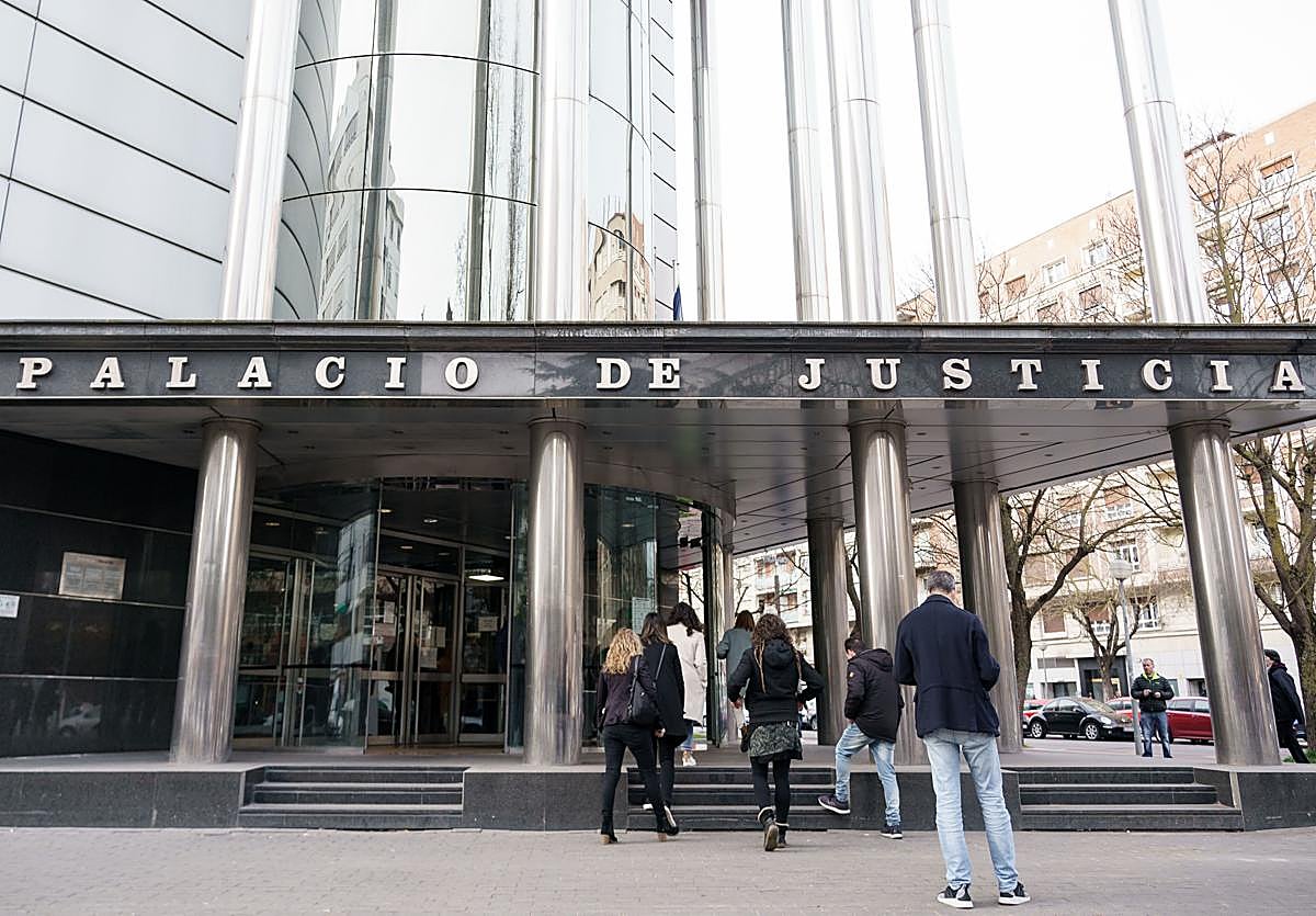 Acceso principal al Palacio de Justicia de la Avenida de Gasteiz.