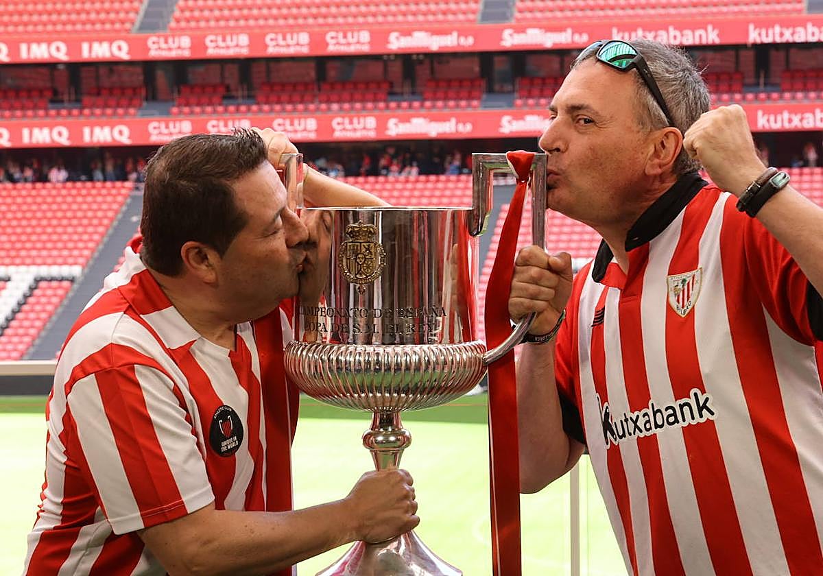 Las colas de este sábado para sacarse una foto con la Copa