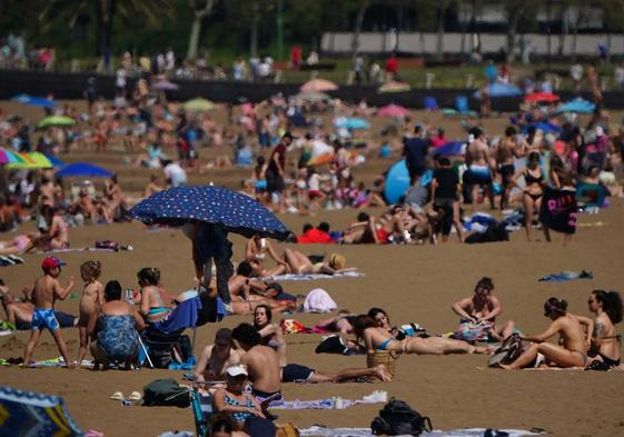 El buen tiempo y el calor llenan las playas de Bizkaia